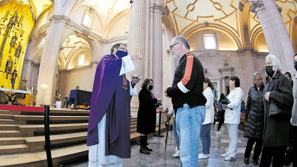 Fieles zacatecanos acudieron a la imposición de la ceniza en la Catedral